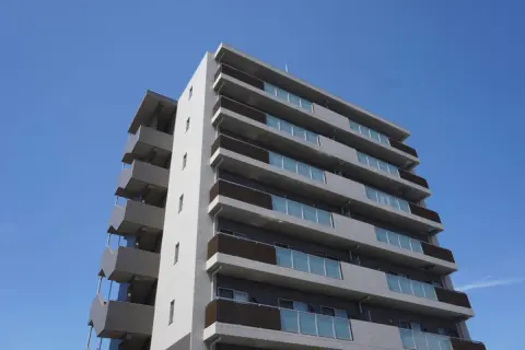 友人が「中古マンションを1室買えば年金代わりになる」と言っています。年収600万円の会社員でも、ローンを組んで始めるべきでしょうか？