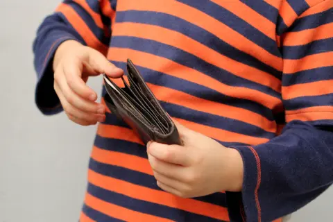 中学生の息子に「お小遣いを月5000円に上げてほしい」と頼まれました。昼食代や交際費は別で渡していますが、それでも足りないものなのでしょうか？