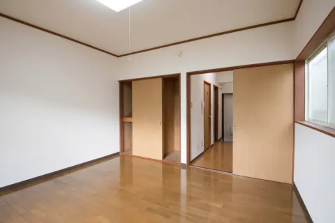 数十万円の初期費用を払ったばかりなのに…！ 引っ越して2週間で退去したら「違約金」まで取られるって本当？家賃数ヶ月分をさらに“請求”されることも！思わぬ損をしないために知っておきたい賃貸契約のルールを解説！