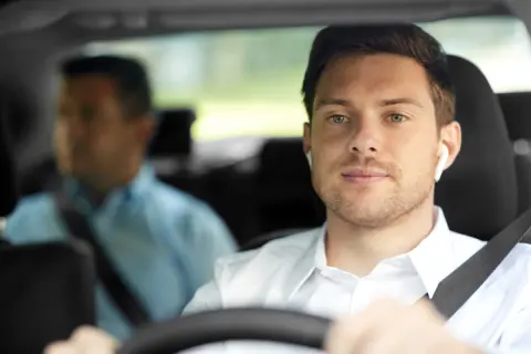 運転中のハンズフリー通話なら違反にならないと思っていました。妻に“会話に集中して危ないのでは？”と言われましたが、青切符の対象になることはありますか？