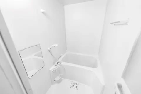浴室の換気扇を“24時間つけっぱなし”にしていたら、夫から「電気代が高くなる！」と注意されました…。「24時間回す」のと「必要な時だけ使う」のでは、どれくらい差が出るのでしょうか？