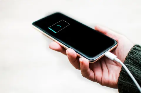 iPhoneを“急速充電”し続けると、買取「10万→8万円」の減額に!?「充電しながら使う」「ゼロパーセントまで使い切る」はNG？ バッテリー劣化を防いで“コスパ良く”使うポイントを確認