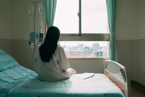 急な入院で窓口負担が「30万円」に…。“高額療養費”で戻るとは聞きましたが、後から自動的に口座に振り込まれるのでしょうか？ 手続きの注意点を確認