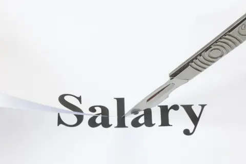 夫婦ともに正社員で世帯年収1000万円超の友人がいます。でも税金や社会保険料が高すぎて余裕はないそうです。実際どれくらい引かれるものなのでしょうか？