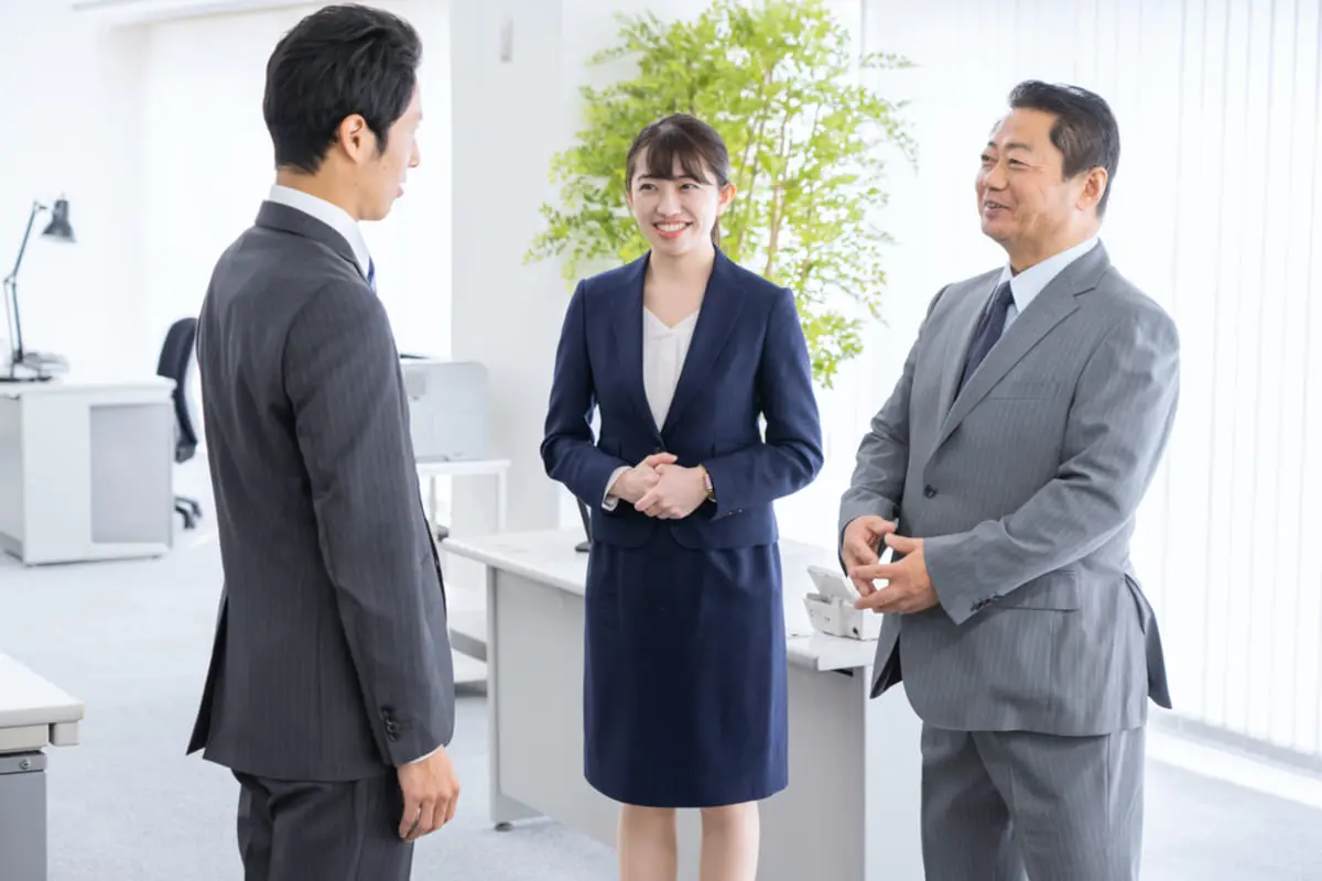 令和の今、若者が「朝礼で社訓絶叫」「ノルマ未達で激詰め」企業へ“積極的に”入社する理由…かなり「旧時代的」でキツそうなのにナゼ？ 数字でひもとく「働き方の価値観」とは