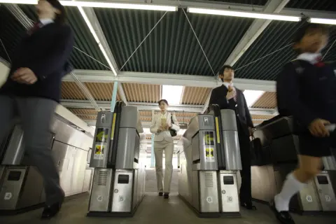 電車代を「一番高い経路で申請している」と言ったら、同僚に「ズルい！」と言われました。差額は「3000円」ほどですが、実際の経路で申請すると経理部に迷惑ですよね…？