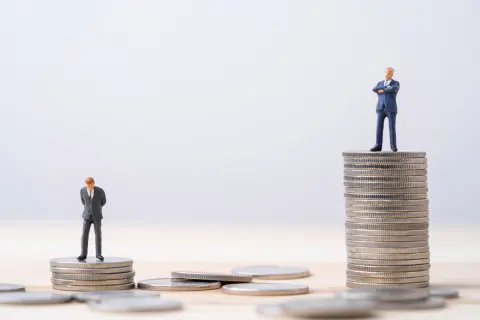 ふるさと納税で「10万円」寄付したという兄。私は「5万円」までしかできなかったのですが、寄付額が“倍”違う場合、年収も“倍近く”違うのでしょうか？