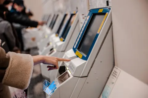 新幹線に乗る家族を見送るため「入場券」を買いましたが、友人に「改札内の店で買い物すると違反かも」と言われました。本当でしょうか？
