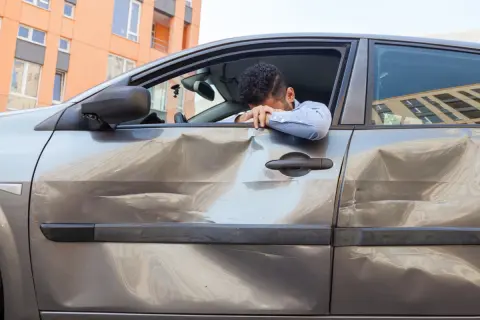 友人がドアを開けた際に隣の車へぶつけてしまいました！ 相手の修理代は「運転者の私」が払うべきって本当ですか!? 対物保険を使うと“3等級ダウン”で大損する？賠償ルールの落とし穴を解説！