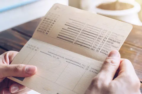 父の遺品から、身に覚えのない「私名義の通帳」が出てきました。残高は「200万円」。兄から「父のお金だから相続財産として分けるべき」と言われましたが、自分名義のお金ならこのまま受け取っても問題ないですよね？