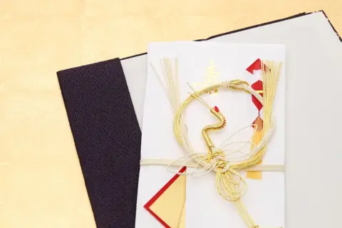 結婚祝いに“夫の先輩”から「お祝い金10万円」もらいました。夫は「お世話になった恩人だから」と“お祝いと同等のもの”を渡すそうです。マナーとして「逆に失礼」ですよね？ 内祝いのマナーとは