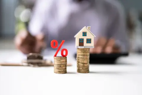 「住宅ローンの変動金利」が“1％近く”上がります。「繰り上げ返済よりNISAにお金を使うほうが得」と聞きましたが“残り20年・2000万円”の場合、どちらが正解ですか？ 返済額・資産額を比較