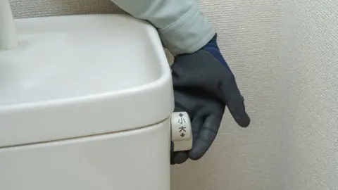 夫が「水道代の節約になる」と言って、家族全員にトイレのレバーを常に「小」で流すよう求めてきました…。詰まりや衛生面が心配ですが、4人家族で1ヶ月続けるとどれくらい節水になるのでしょうか？