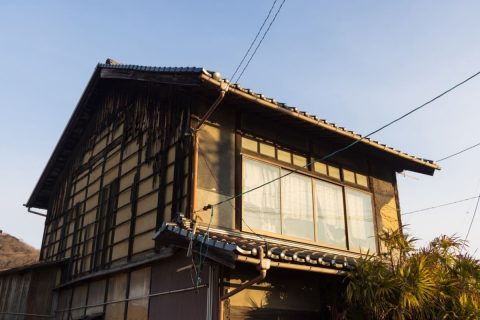 親が施設に入ることになり、実家が空き家になりました。今後住む予定がない場合、売却・賃貸・保有のどれを選ぶべきなのでしょうか？