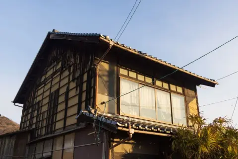 親が施設に入ることになり、実家が空き家になりました。今後住む予定がない場合、売却・賃貸・保有のどれを選ぶべきなのでしょうか？