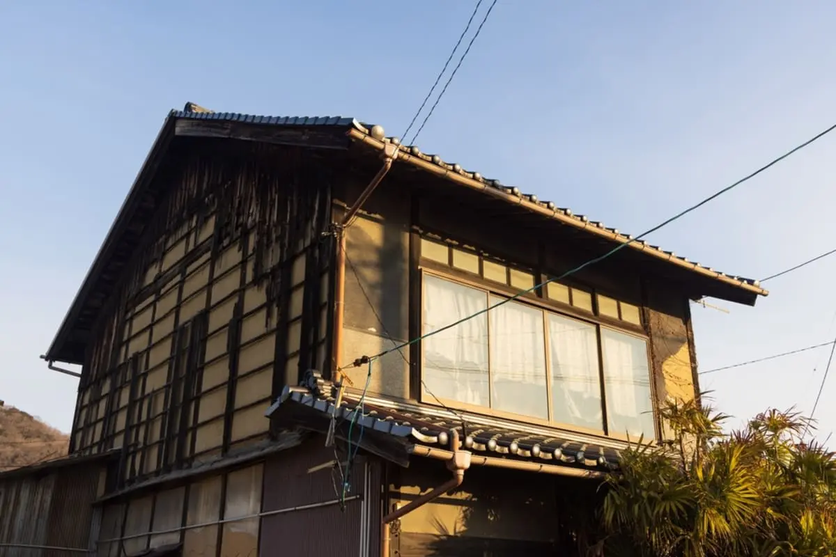 親が施設に入ることになり、実家が空き家になりました。今後住む予定がない場合、売却・賃貸・保有のどれを選ぶべきなのでしょうか？
