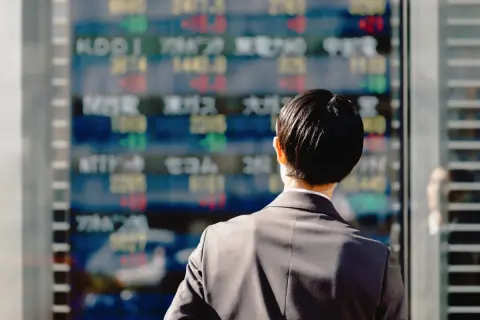 職場の同僚はボーナスを全額NISAに回しているそうです。一方で私は銀行預金派…。今の時代、どちらが一般的なのでしょうか？