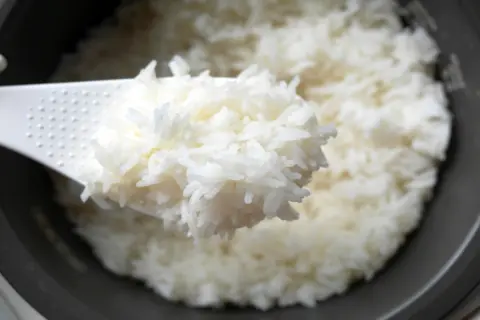 実家では炊いたご飯を「炊飯器」で保温しっぱなしにしています。父は「電子レンジで温め直すほうが電気代がかかる」と言うのですが、実際どちらが得なのでしょうか？