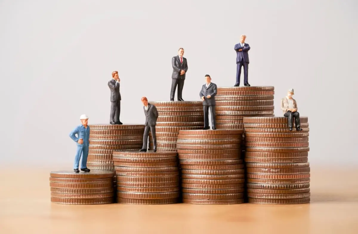 友人の年収が「500万円」と聞いて驚いたら、「これくらい普通だよ」と言われてモヤモヤ…。年収「400万円」の私は、平均より少ないということなのでしょうか？