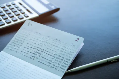 銀行に「口座を凍結します」と言われ、葬儀費用が払えず困惑…。遺産分割が終わるまでは“1円も引き出せない”のはなぜ？突然の出費で家族が陥る「相続ルール」を解説！