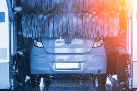 車好きの夫は“週1回”、ガソリンスタンドで洗車しています。毎回「800円」かかっていますが、自宅で洗車した方が安く済みますよね？