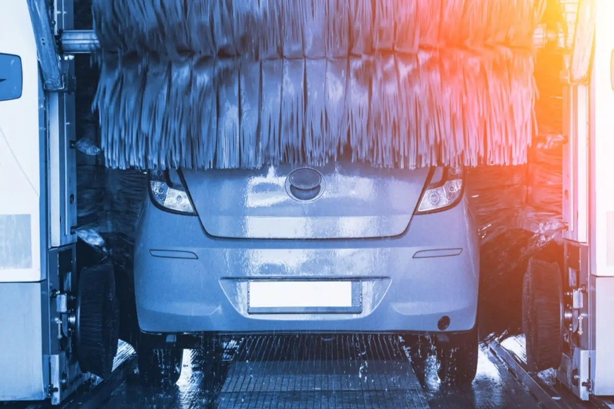 車好きの夫は“週1回”、ガソリンスタンドで洗車しています。毎回「800円」かかっていますが、自宅で洗車した方が安く済みますよね？