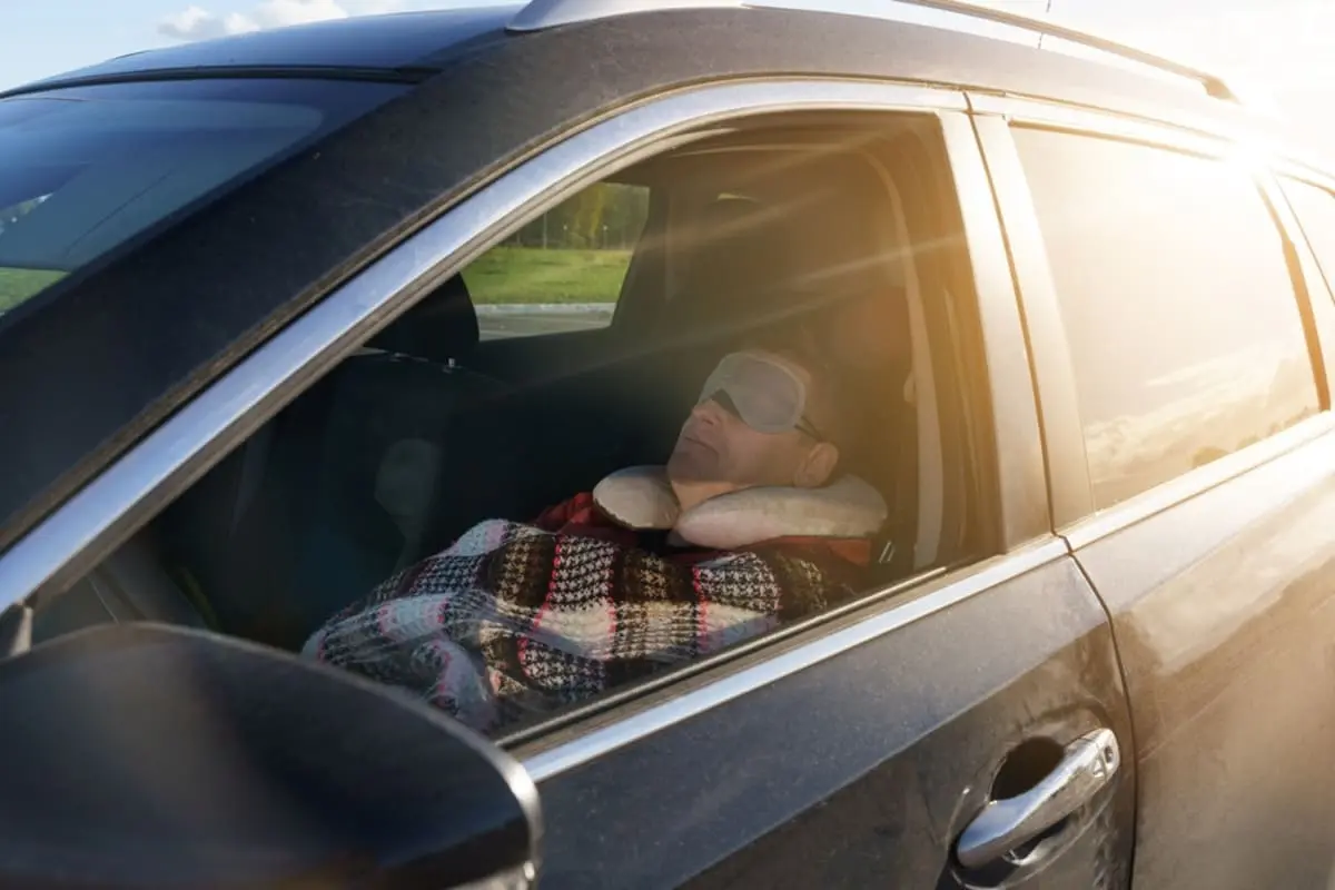 SAで“車中泊”していたところ「他の家族」から冷ややかな視線…。普通だと思っていましたが“非常識”な行為だったのでしょうか？高速・ガソリン代だけで「3万円」かかるのでどうにか節約したいです。