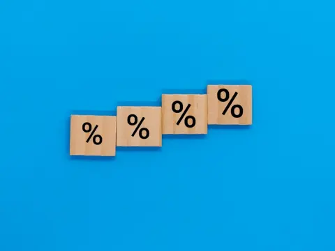 年収「1000万円以上」あっても「富裕層」とは言えない!? 日本で「富裕層」と呼ばれる人はどれくらいいて、年収はいくら以上が目安なのでしょうか？