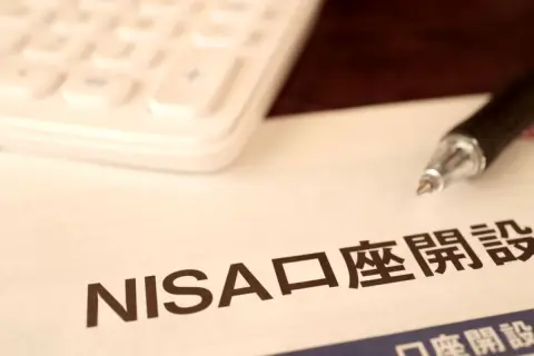 NISA口座を「銀行で開設」は“もったいない”!? 今後オルカンに「月3万円」積み立てたいのですが“将来の資産額”に影響はありますか？ ネット証券に変更はできるでしょうか？ 注意点を解説