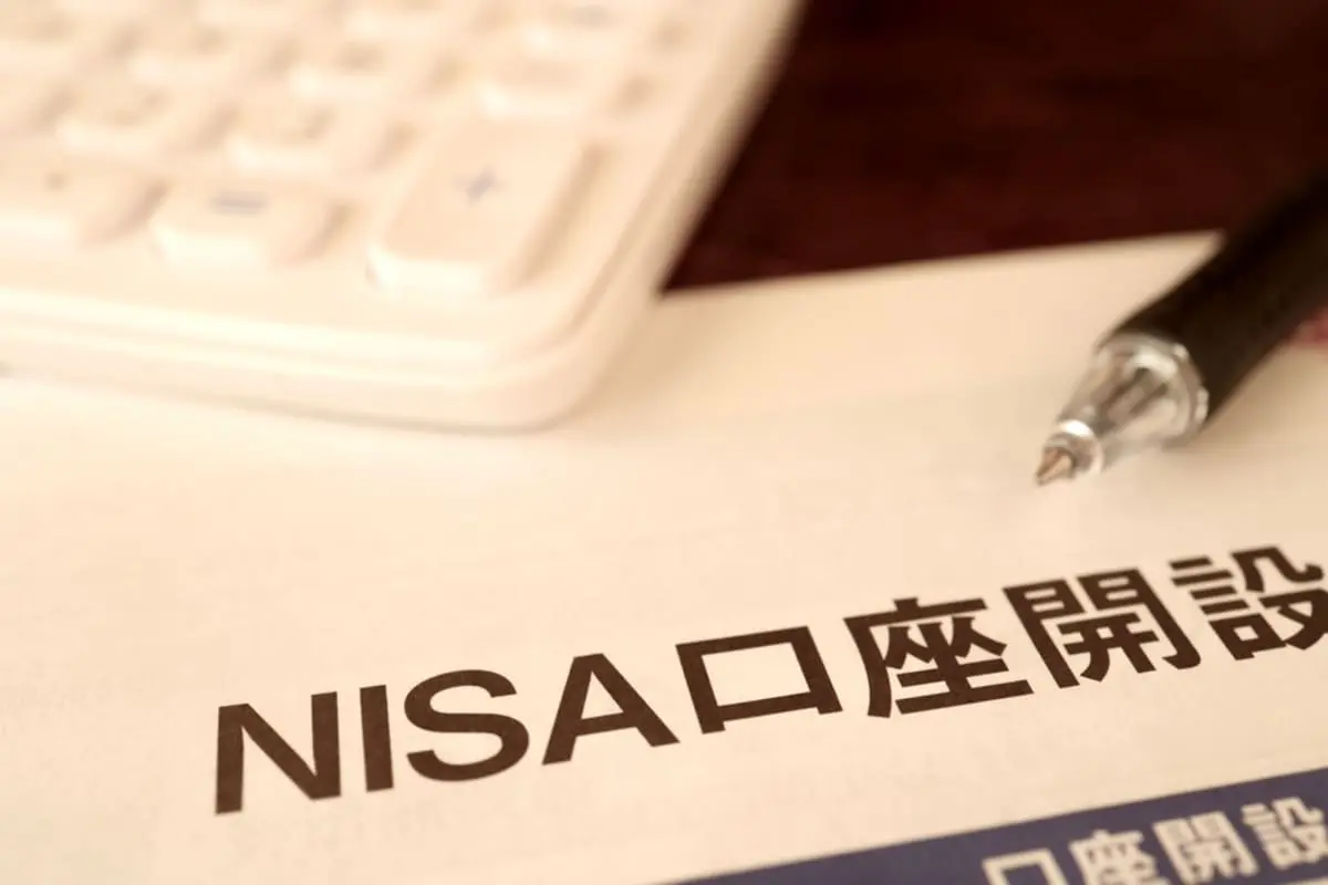 NISA口座を「銀行で開設」は“もったいない”!? 今後オルカンに「月3万円」積み立てたいのですが“将来の資産額”に影響はありますか？ ネット証券に変更はできるでしょうか？ 注意点を解説