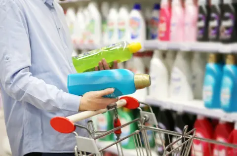 節約には「ボトルじゃなく詰め替え用」と信じてたのに…ドラッグストアで「本体298円」「詰め替え448円」で売られてて衝撃！ 実はボトルを買うほうが安いんですか!? 注意すべき“単価の逆転現象”