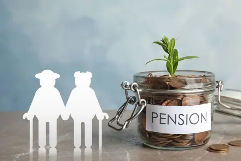 65歳で「年金月20万円」なのに“生活が苦しい”です…平均は「15万円」なので“多いほう”だと思うのですが、上位何パーセントの年金額ですか？「老後も働くべき」なのでしょうか？