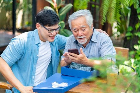 父の日をきっかけに父のスマホ代を見直したい…。格安SIM「y.u mobile」に変えると、どれくらい固定費が下がる？