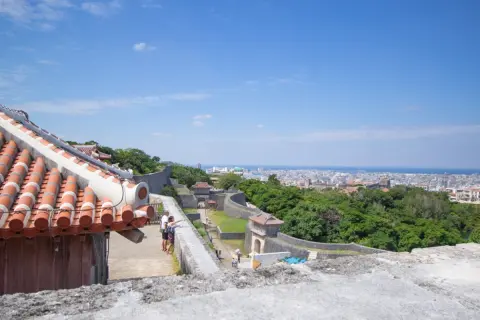 定年後は「沖縄でスローライフ」と移住した夫婦。しかし“車社会”と“台風対策”で想定外の出費が連発し「毎月赤字」に!? 憧れの南国暮らしに潜む「見えない維持費」とは？