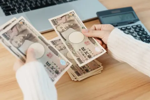 災害用に現金を家に置いていますが、気づけば「100万円」近くになっていました。妻に“置きすぎで危ない”と言われましたが、盗難以外に何かデメリットはあるのでしょうか？