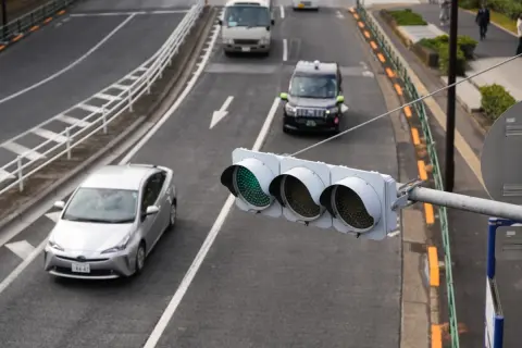 街中で「レクサス」や「ベンツ」が走っているのをよく見かけます。日本の平均年収は「500万円程度」と聞きますが、実際にはみんなもっと高収入なのでしょうか？