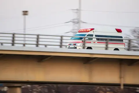 ドライブ中「救急車」が渋滞を“すり抜け”…ママ友の旦那さんは「追走すれば渋滞を抜けられる」「道交法では問題ない」と言いますが、禁止規定なしでもダメですよね？“反則金・違反点数”が発生する理由とは