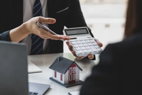 住宅ローンが「1500万円」残っている家を売りたいのですが、不動産会社から「売却価格だけでは完済できないかもしれない」と言われました。足りない分は現金で払う必要があるのでしょうか？