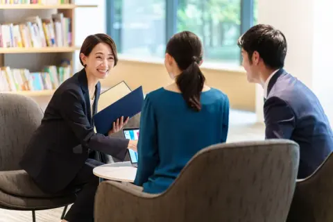 退職金2000万円が入り、銀行から資産運用を勧められましたが、元本割れも怖く迷っています…。今の時代、普通預金だけでは厳しいでしょうか？