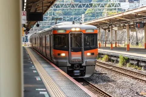 駅のホームで電車を撮影していたら、係員に注意されました。入場券を買っていても退去を求められることはあるのでしょうか？