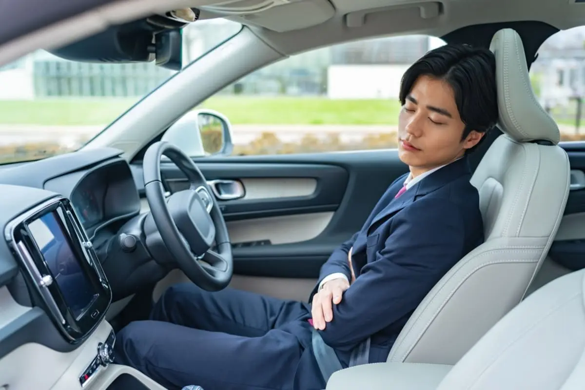 深夜の高速道路で眠くなり、PAで朝まで車中泊しました。妻に“無料で泊まるのはルール違反じゃない？”と言われましたが、問題になることはありますか？