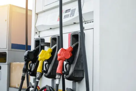 「リッター2円安い」と“3km遠いガソリンスタンド”に行く夫…「往復分のガソリンで損」だと思いますが、本当に“得してる”のでしょうか？ 40L給油で浮く「80円」をコスパで検証