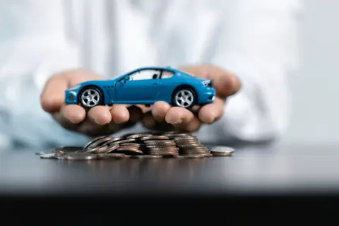 物価高で家計が苦しいのに、夫と車の“オイル交換時期”で揉めて限界です…。夫は「1万キロ」、店員は「5000キロ」と言います。 結局どちらを信じれば良いのでしょうか？