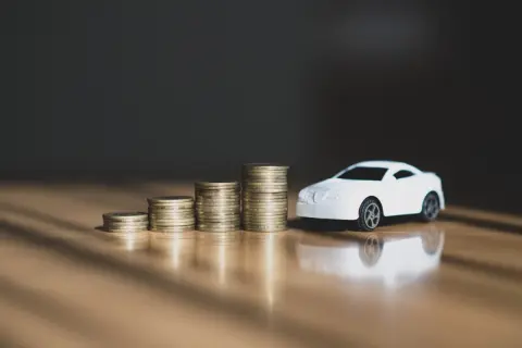 夫が自動車税の納付書を見て「去年より高くない？」と驚いています。見落としがちな“税額が上がる条件”とは？