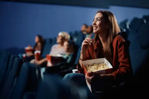 映画館で“両隣のカップル”に「席を代わってくれませんか？」と言われ衝撃！ まさか「2人の荷物置き」として“1席開けて予約”してたなんて…お金を払ってプレミアムシートなどに座るべきですよね？ 対処法も確認