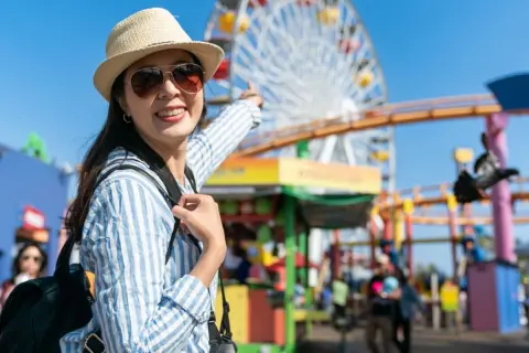 家族4人で東京ディズニーランドへ日帰りで行ったところ、チケット・食事・お土産代が「10万円」超えに…。もはや気軽に行けるレジャーではないのでしょうか？ 節約ポイントも確認