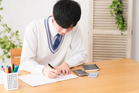 息子が「奨学金240万円を借りる」と言いますが、現在の金利だと「総額300万円になる」と聞きました。子どもに苦労させるなら“親戚に借金する”ほうがいいですか？ 金利上昇時の影響を試算