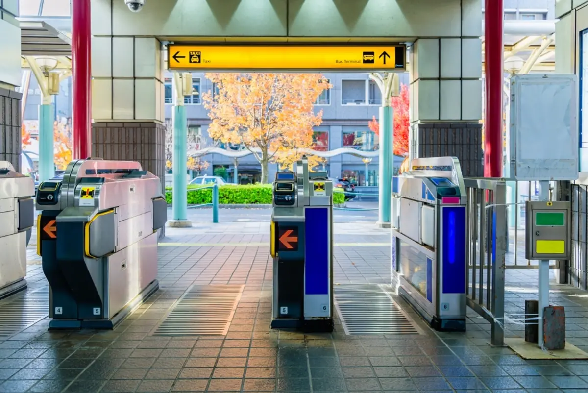 4歳の息子と駅で新幹線を見ようとしたら、駅員さんに「入場券が必要です」と言われました。未就学児でも入場券を買わないといけないのでしょうか？