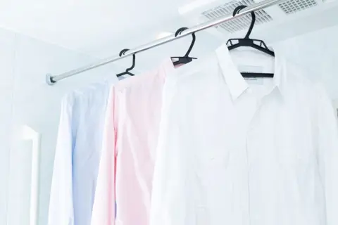 梅雨シーズンの洗濯物、乾かすなら「浴室乾燥」と「エアコン除湿」どちらがお得？ 1ヶ月使った電気代を比較