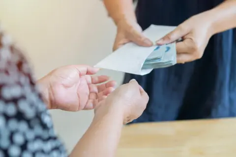 母の介護をしていた私だけが、生前に「100万円」を受け取りました。お礼としてもらったつもりでしたが、兄弟から「相続分から差し引くべき」と言われて納得できません…。公平に相続できますよね？